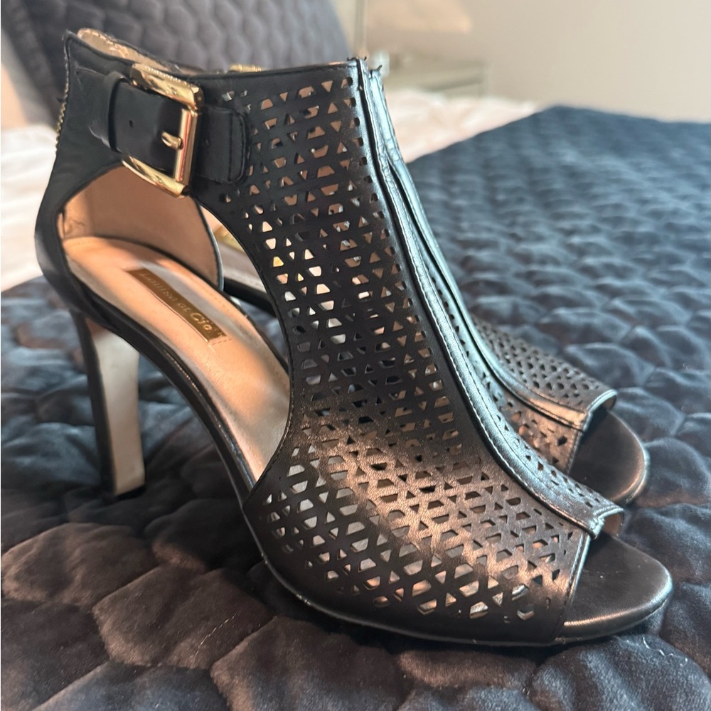 LOUISE ET CIE - Elegant Black Peep-Toe Heels with Gold Hardware - Size 8 - Picture 3 of 15